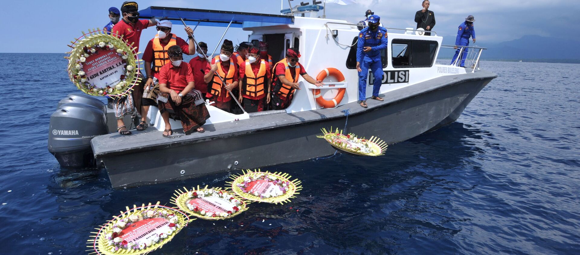 Люди бросают с лодки цветы и лепестки с именами членов экипажа затонувшей подводной лодки KRI Nanggala-402, Индонезия - 俄罗斯卫星通讯社, 1920, 06.05.2021