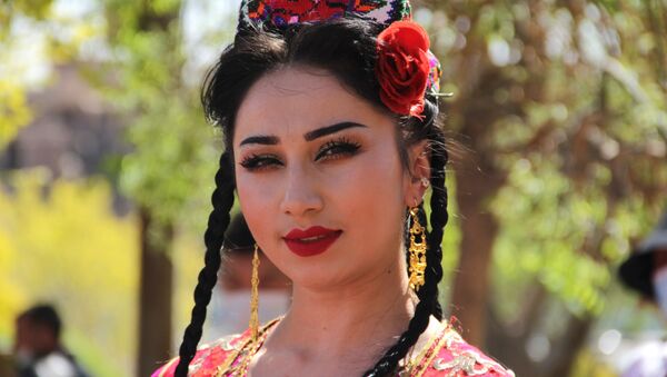 Девушка в национальном костюме на празднике в старом городе Кашгаре в Синьцзян - Уйгурском автономном районе Китая - 俄羅斯衛星通訊社