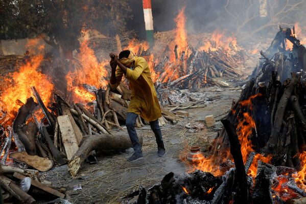 印度新德里的火葬場在露天火化死者 - 俄羅斯衛星通訊社