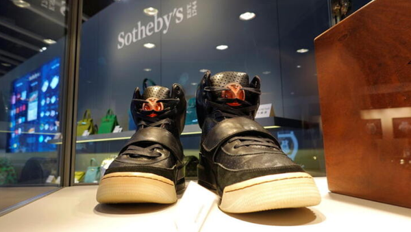 侃爷的Yeezy运动鞋在拍卖中以180万美元成交 创世界纪录 - 俄罗斯卫星通讯社