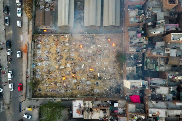 从空中航拍印度新德里的大规模露天火葬场 - 俄罗斯卫星通讯社
