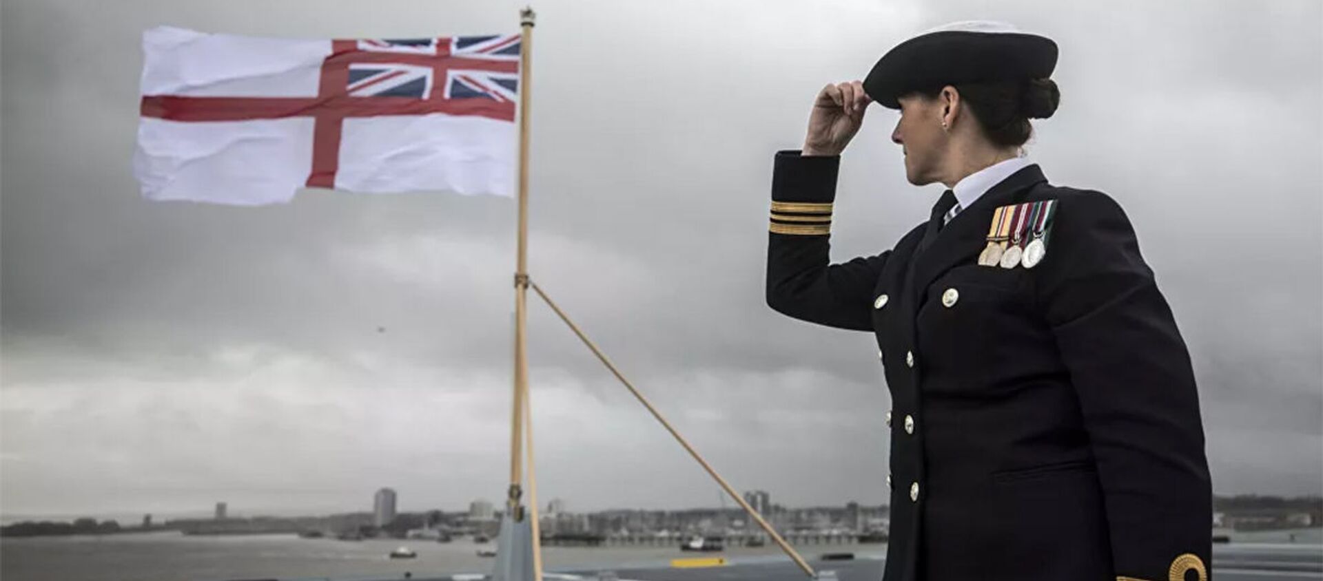 Офицер на фоне флага ВМС Великобритании на авианосце Королева Елизавета - 俄罗斯卫星通讯社, 1920, 27.04.2021