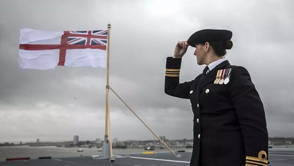 Офицер на фоне флага ВМС Великобритании на авианосце Королева Елизавета - 俄罗斯卫星通讯社