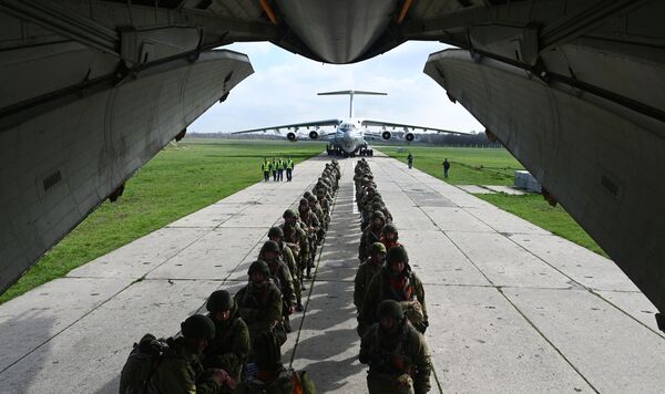 空降部隊登機前往克里米亞。 - 俄羅斯衛星通訊社