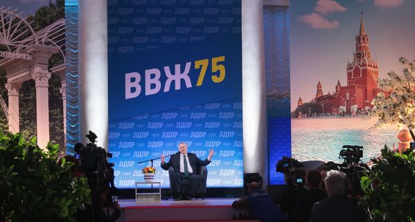 俄羅斯自由民主黨主席日里諾夫斯基慶祝75歲壽誕。 - 俄羅斯衛星通訊社