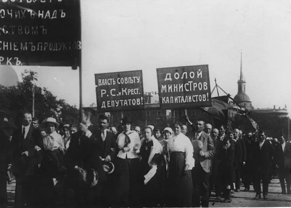 1917年4月18日,手持布爾什維克標語的群眾參加馬爾索沃廣場遊行活動。 1917年4月18日,手持布爾什維克標語的群眾參加馬爾索沃廣場遊行活動。 - 俄羅斯衛星通訊社