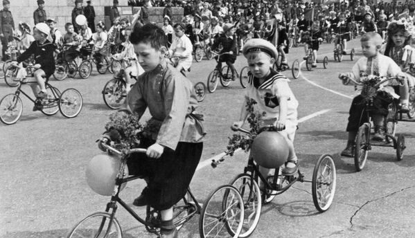 1946年，斯大林格勒市五一節遊行中的小朋友。 - 俄羅斯衛星通訊社