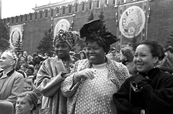 1960年，非洲贵宾参加国际劳动人民团结日游行活动。 - 俄罗斯卫星通讯社