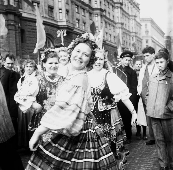 1960年，莫斯科市民參加高爾基大街舉行的五一節活動。 - 俄羅斯衛星通訊社