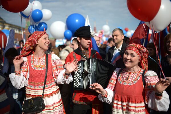 莫斯科市民在红场参加五一节游行活动。 - 俄罗斯卫星通讯社