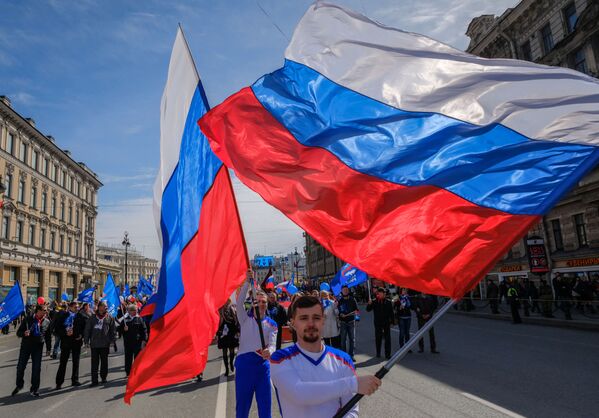 圣彼得堡市民在红场参加五一节游行活动。 - 俄罗斯卫星通讯社