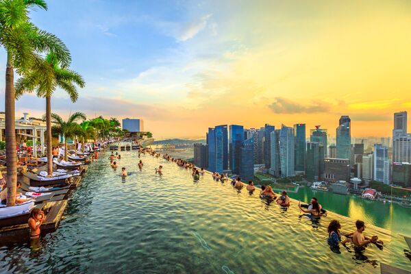 新加坡滨海湾金沙酒店“天空公园”游泳池。 - 俄罗斯卫星通讯社