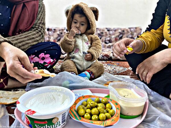 伊拉克摄影师季内伊·阿普杜勒哈吉木·伊布拉西姆拍摄作品《Family》获得2021年“粉红女郎”（Pink Lady®）美食摄影师大赛“世界粮食计划署讲述人类”奖项。 - 俄罗斯卫星通讯社