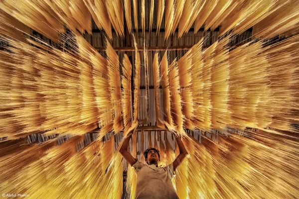 孟加拉国摄影师阿卜杜勒·莫明拍摄作品《Making Rice Noodles》获得2021年“粉红女郎”（Pink Lady®）美食摄影师大赛“富士摄影创新奖类”奖项。 - 俄罗斯卫星通讯社