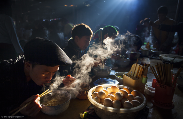 越南摄影师Thong Nguyen拍摄作品《Breakfast at Weekly Market》获得2021年“粉红女郎”（Pink Lady®）美食摄影师大赛“餐桌上的食物类”奖项。 - 俄罗斯卫星通讯社