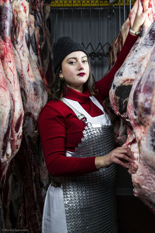 意大利摄影师玛丽娜·斯皮罗内蒂拍摄作品《Female butchers of Panzano - Martina》获得2021年“粉红女郎”（Pink Lady®）美食摄影师大赛“克莱尔·阿霍女摄影师奖类”奖项。 - 俄罗斯卫星通讯社