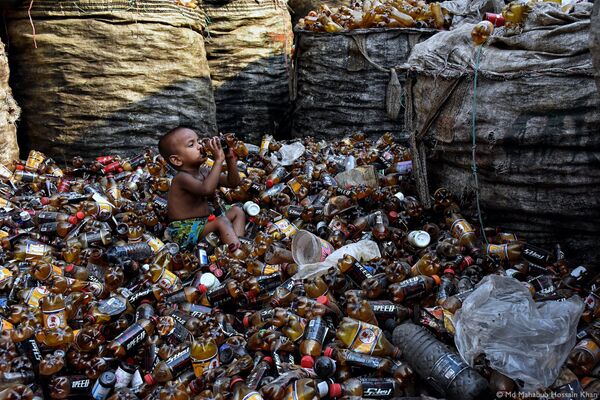孟加拉国摄影师麦德·马哈布杜·侯赛因·哈安拍摄作品《Drinking from garbage》获得2021年“粉红女郎”（Pink Lady®）美食摄影师大赛“世界粮食计划生命之粮类”奖项。 - 俄罗斯卫星通讯社