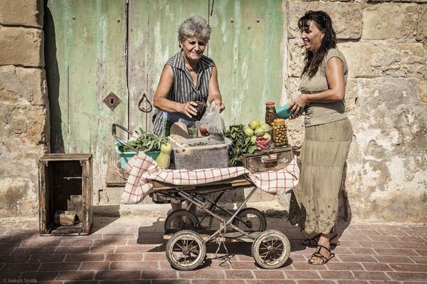 马耳他摄影师约瑟夫·P·史密斯拍摄品《Street Vendor》获得2021年“粉红女郎”（Pink Lady®）美食摄影师大赛“温特博姆·达比降价食品类”奖项。 - 俄罗斯卫星通讯社