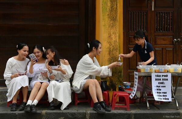 越南摄影师VietVan Tran拍摄作品《Enjoying》获得2021年“粉红女郎”（Pink Lady®）美食摄影师大赛“街头没事类”奖项。 - 俄罗斯卫星通讯社
