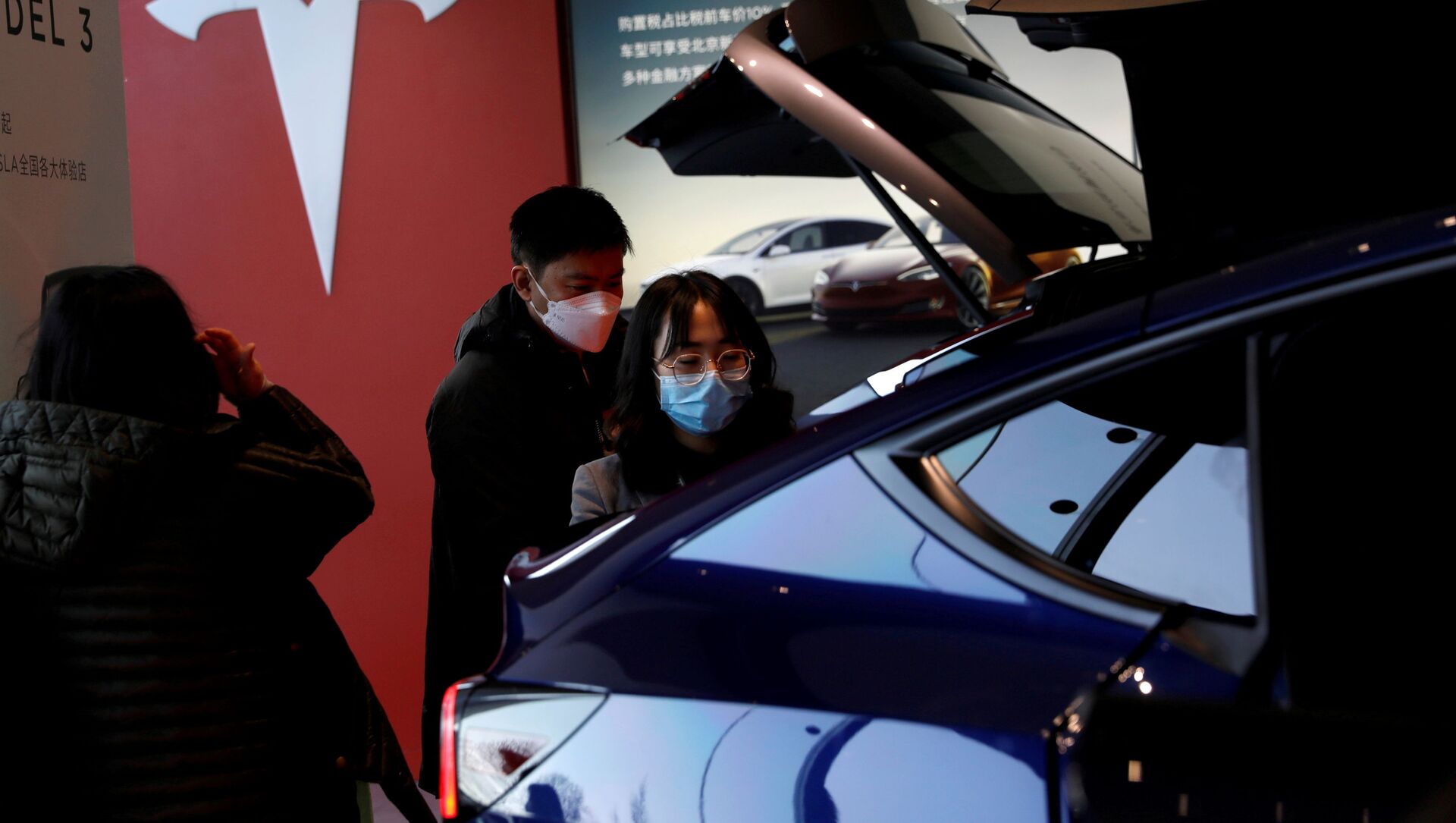 Посетители осматривают внедорожник Tesla Model Y в шоуруме в Пекине. - 俄罗斯卫星通讯社, 1920, 08.07.2021