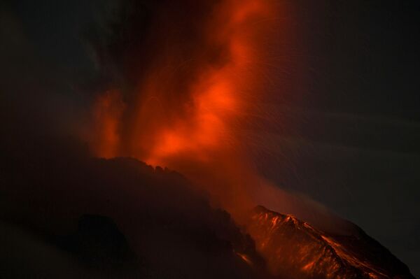 印尼锡纳朋火山爆发 - 俄罗斯卫星通讯社