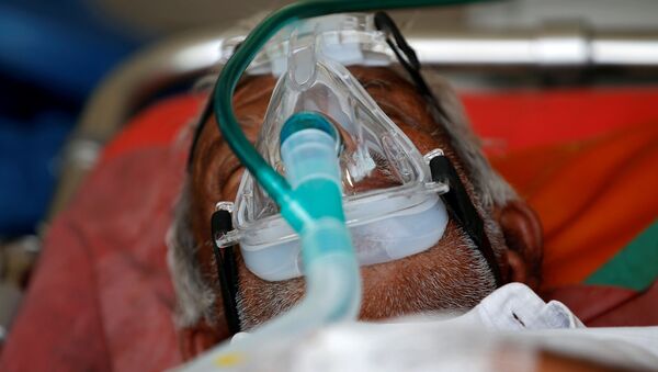 Пациент, больной коронавирусом, с кислородной маской. Индия - 俄罗斯卫星通讯社