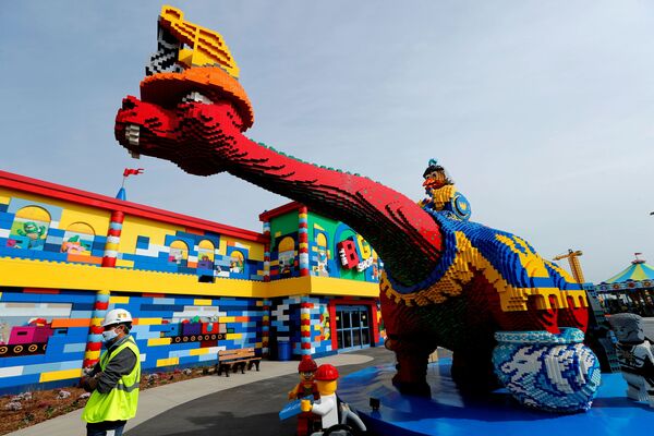 新的乐高乐园的主要景点将是“飞龙过山车”（Dragon coaster）。这是通往童话世界的真实旅行。那些参观景点的人将前往皇家城堡追逐红龙和巫师。 - 俄罗斯卫星通讯社