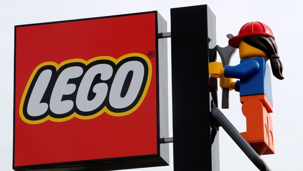 Логотип Lego изображен над главными воротами нового тематического парка Legoland New York Resort - 俄罗斯卫星通讯社