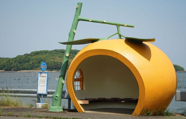 日本橙子形狀的公交車站。 - 俄羅斯衛星通訊社