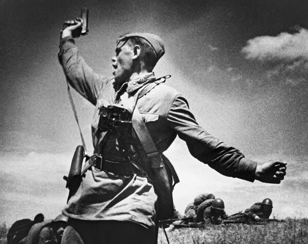 1941-1945 年的偉大衛國戰爭。馬克斯·阿爾珀特(MaxAlpert)拍攝的照片《營長》。 第18集團軍第4步兵師第220步兵團的初級政治指導員阿列克謝·葉廖緬科接替受傷的連長，並在反擊中扶起戰士時犧牲。 盧甘斯克州斯拉維亞諾謝夫斯基區。 - 俄羅斯衛星通訊社