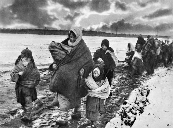 蘇聯婦女和兒童正在回家。 作者賦予照片的名字是“回到故鄉”。 - 俄羅斯衛星通訊社