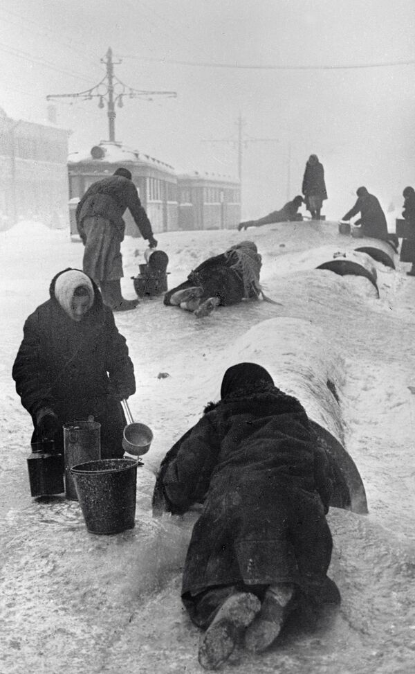 被圍困的列寧格勒居民在結冰的街道上從破裂的水管中取水。 - 俄羅斯衛星通訊社