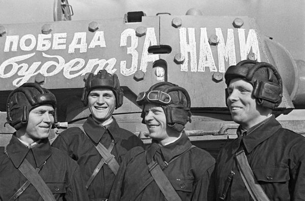 斯大林机械化和摩托化军事学院坦克团的士兵们在开赴前线前夕。莫斯科，1941年。 - 俄罗斯卫星通讯社