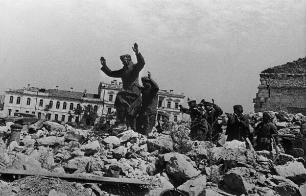 伯爵码头附近的塞瓦斯托波尔废墟上被俘的德国人，1942年。 - 俄罗斯卫星通讯社