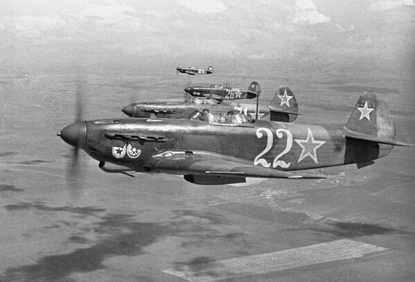 伟大的卫国战争期间，塞瓦斯托波尔上空飞行的近卫军红旗航空团的战斗机，1944年。 - 俄罗斯卫星通讯社