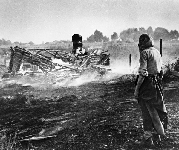 希特勒分子將白俄羅斯村莊燒個精光，1944年。 - 俄羅斯衛星通訊社