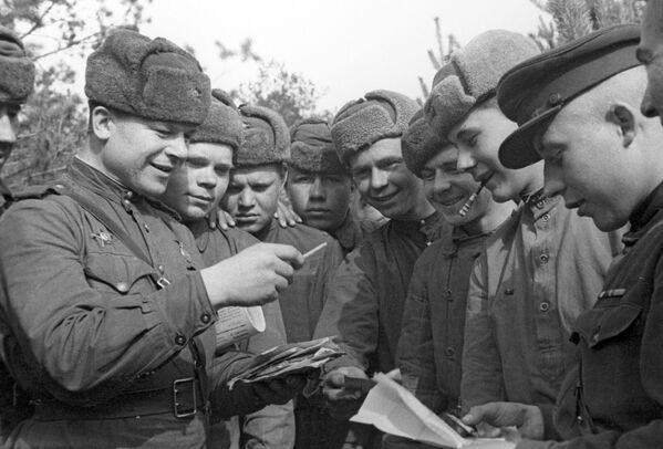 白俄羅斯第二方面軍的士兵們正在拆信件，1944年。 - 俄羅斯衛星通訊社