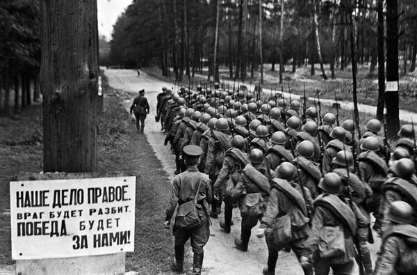 士兵们从莫斯科动身奔赴前线，1941年6月23日。 - 俄罗斯卫星通讯社