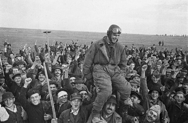 奧莫利察村的居民迎接首先飛往南斯拉夫土地的蘇聯飛行員謝苗博伊科。 - 俄羅斯衛星通訊社