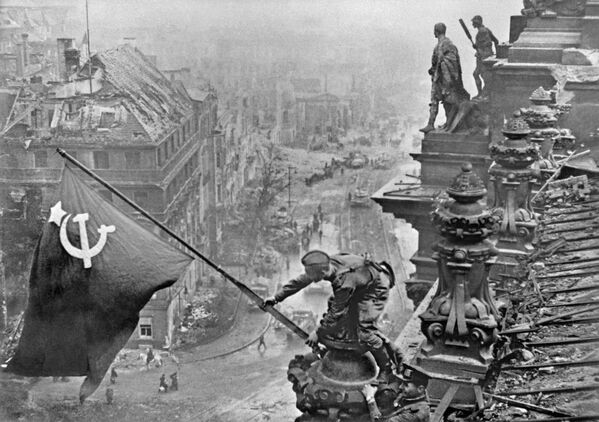 1941-1945 年的偉大衛國戰爭 戰勝柏林的旗幟。 - 俄羅斯衛星通訊社