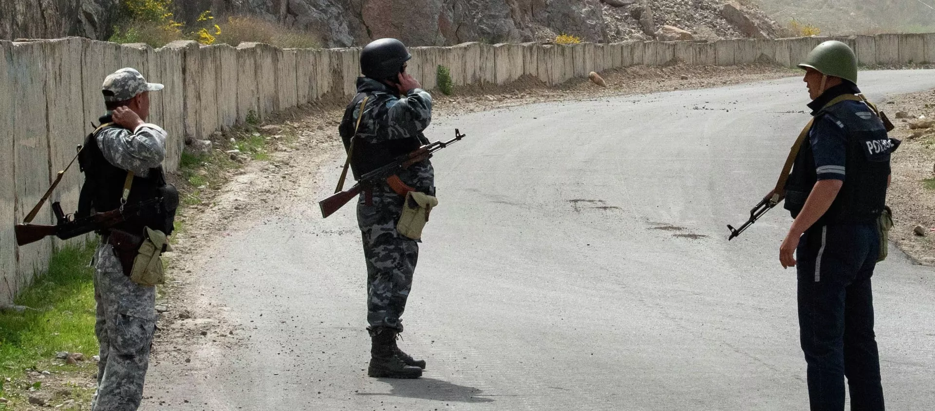 Военнослужащие и сотрудники полиции Киргизии в районе села Кок-Таш.  - 俄羅斯衛星通訊社, 1920, 04.05.2021