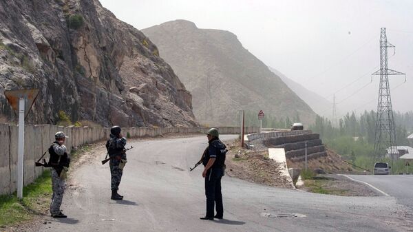 Военнослужащие и сотрудники полиции Киргизии в районе села Кок-Таш на границе между Киргизией и Таджикистаном - 俄罗斯卫星通讯社