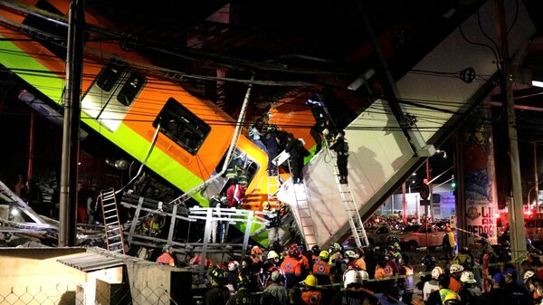 Спасатели на месте обрушения метромоста на станции Оливос в Мехико, Мексика  - 俄罗斯卫星通讯社