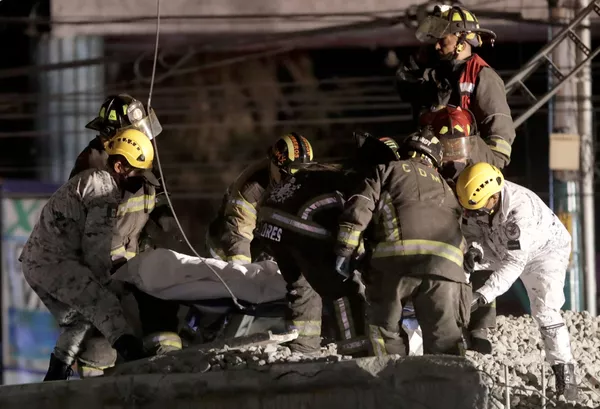 救援人員將在Olivos和Tesonko車站區域發生軌道交通橋梁坍塌事故中的死者遺體帶出 救援人員將在Olivos和Tesonko車站區域發生軌道交通橋梁坍塌事故中的死者遺體帶出 - 俄羅斯衛星通訊社