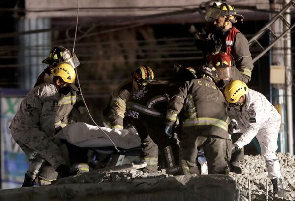 救援人员将在Olivos和Tesonko车站区域发生轨道交通桥梁坍塌事故中的死者遗体带出 - 俄罗斯卫星通讯社