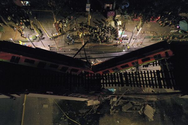 在發生了墨西哥軌道交通橋梁現場坍塌的現場的救援人員，墨西哥城 - 俄羅斯衛星通訊社