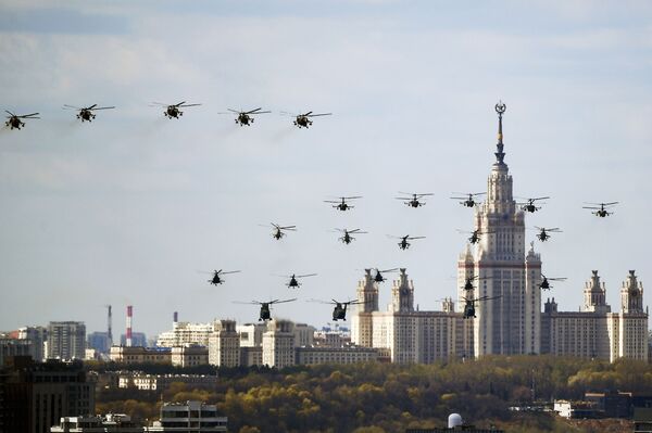 在偉大衛國戰爭勝利76週年到來之際，在軍事閱兵彩排中的直升機 - 俄羅斯衛星通訊社