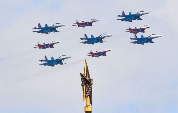 由“俄罗斯勇士”和“雨燕”两支特技飞行表演队的米格-29和苏-30SM战机在空中组成的“古巴钻石”编队 - 俄罗斯卫星通讯社