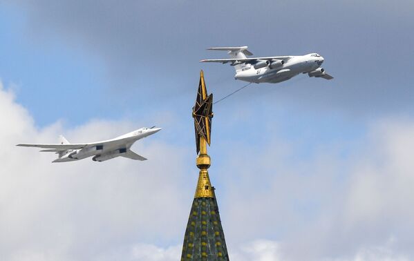 在莫斯科的航空表演彩排期间，在空中的伊尔-78加油机和图-160战略轰炸机 - 俄罗斯卫星通讯社
