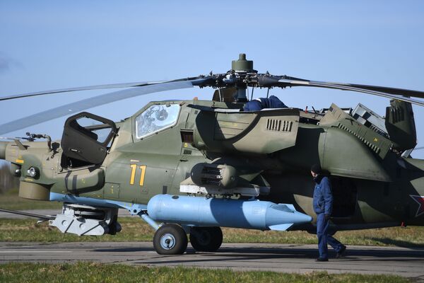 机师在检查米-28H“夜空猎手”武装直升机的设备 - 俄罗斯卫星通讯社